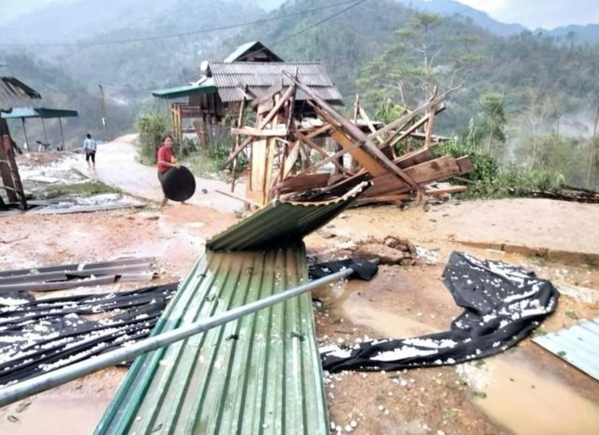 Nghệ An: Mưa đá, lốc xoáy khiến nhiều nhà dân bị hư hỏng nặng