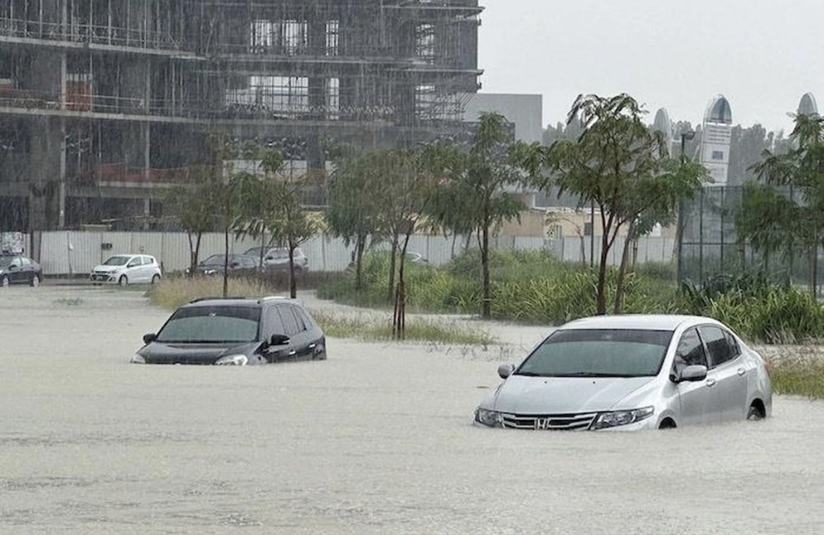 Thời tiết lạ thường, Dubai hứng chịu trân mưa lớn nhất trong vòng 75 năm qua
